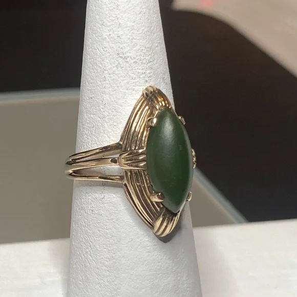 Vintage gorgeous natural Organic jade set in 10k gold.
Size 7 - Picture 4 of 8